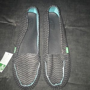 Sanuk Izabella Black/Gray Striped Shoes 10